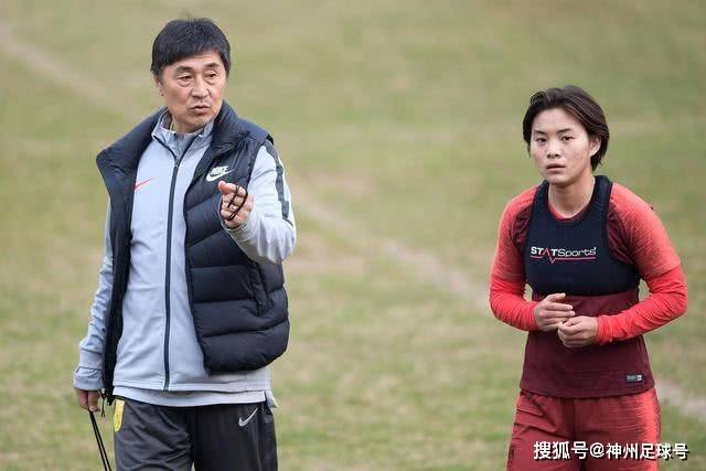 街头时尚运动搭配｜黑色外套与橄榄绿瑜伽裤的潮流风尚